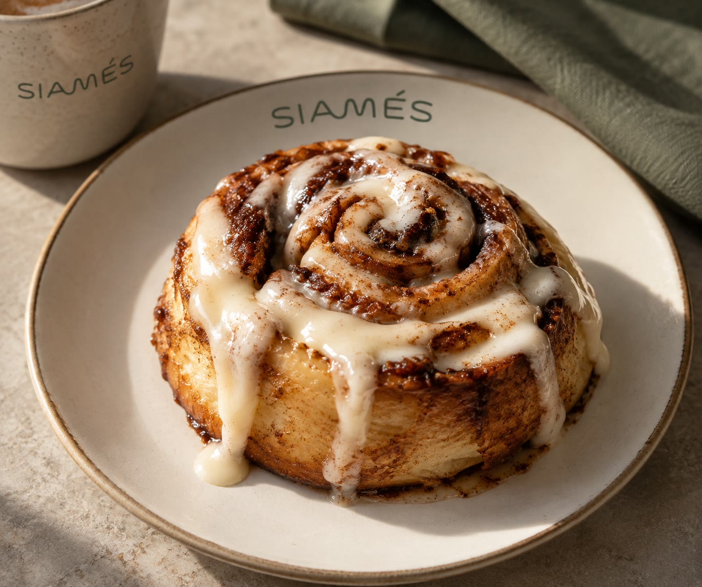 Cinnamon roll con glaseado recién hecho
